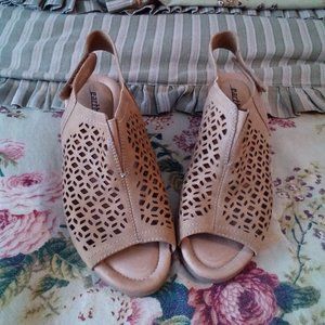 EARTH LEATHER CUT OUT SANDALS (8)